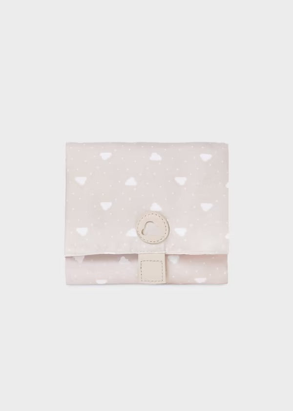 Bolso maternidad con accesorios grabado