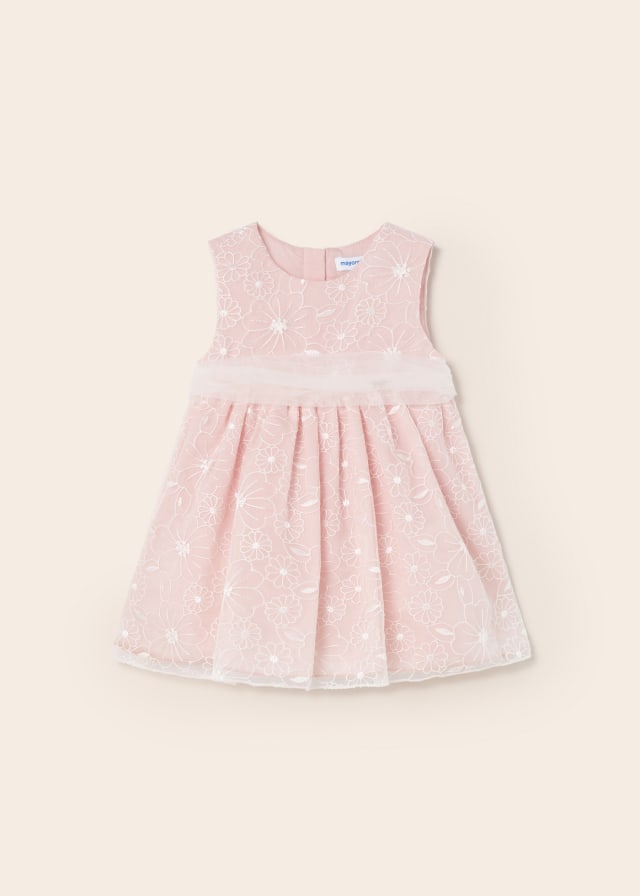 Vestido organiza bordada