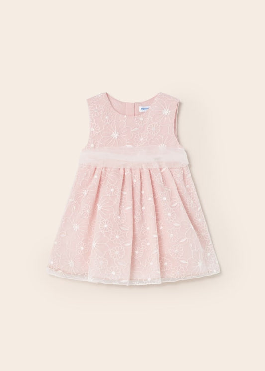 Vestido organiza bordada