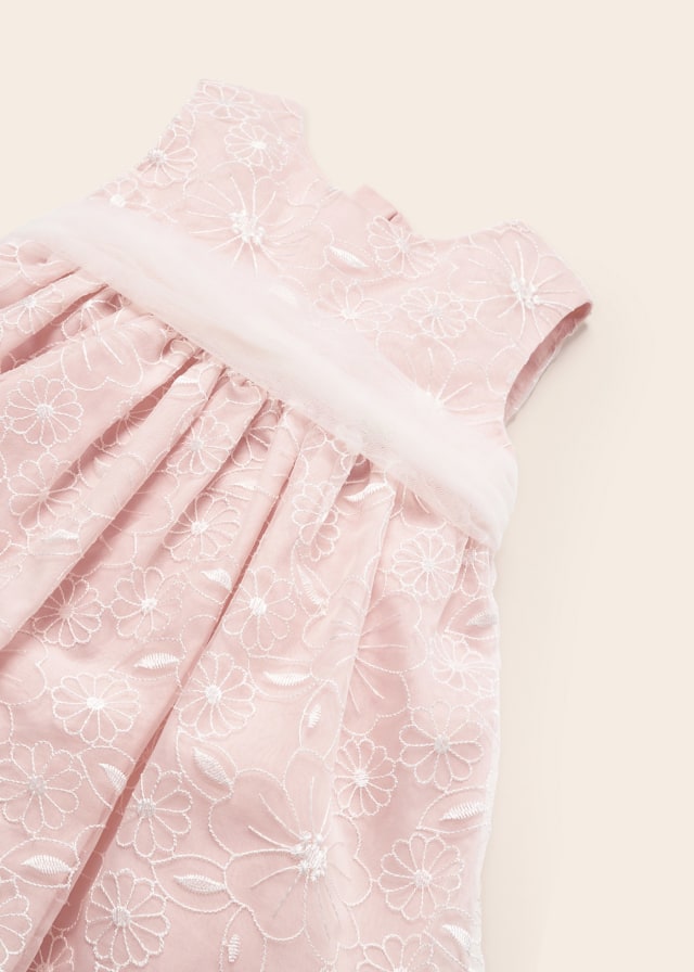 Vestido organiza bordada