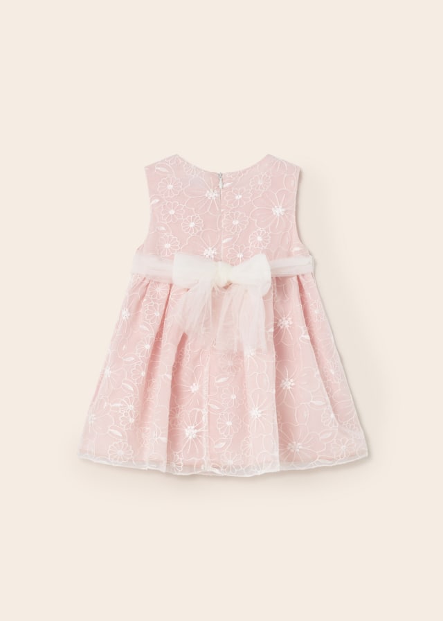 Vestido organiza bordada
